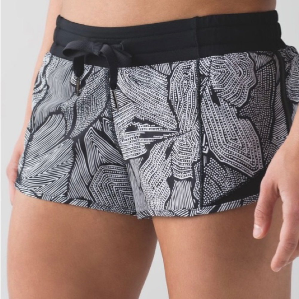 Lululemon Hotty Hot Short (2016) (NWT) (HTF) 🦄
